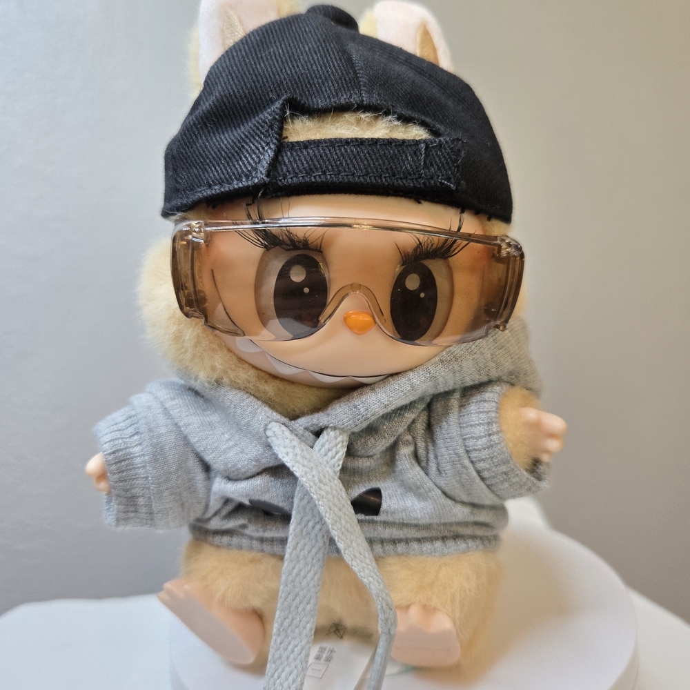 Outfit For Labubu Adorable Grey Hoodie With Black Baseball Cap And Sunglasses